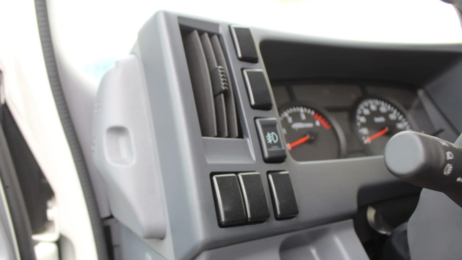 ISUZU NPR 4570 cc TRUCK CAB CHASSIS 4X2 DIESEL MT