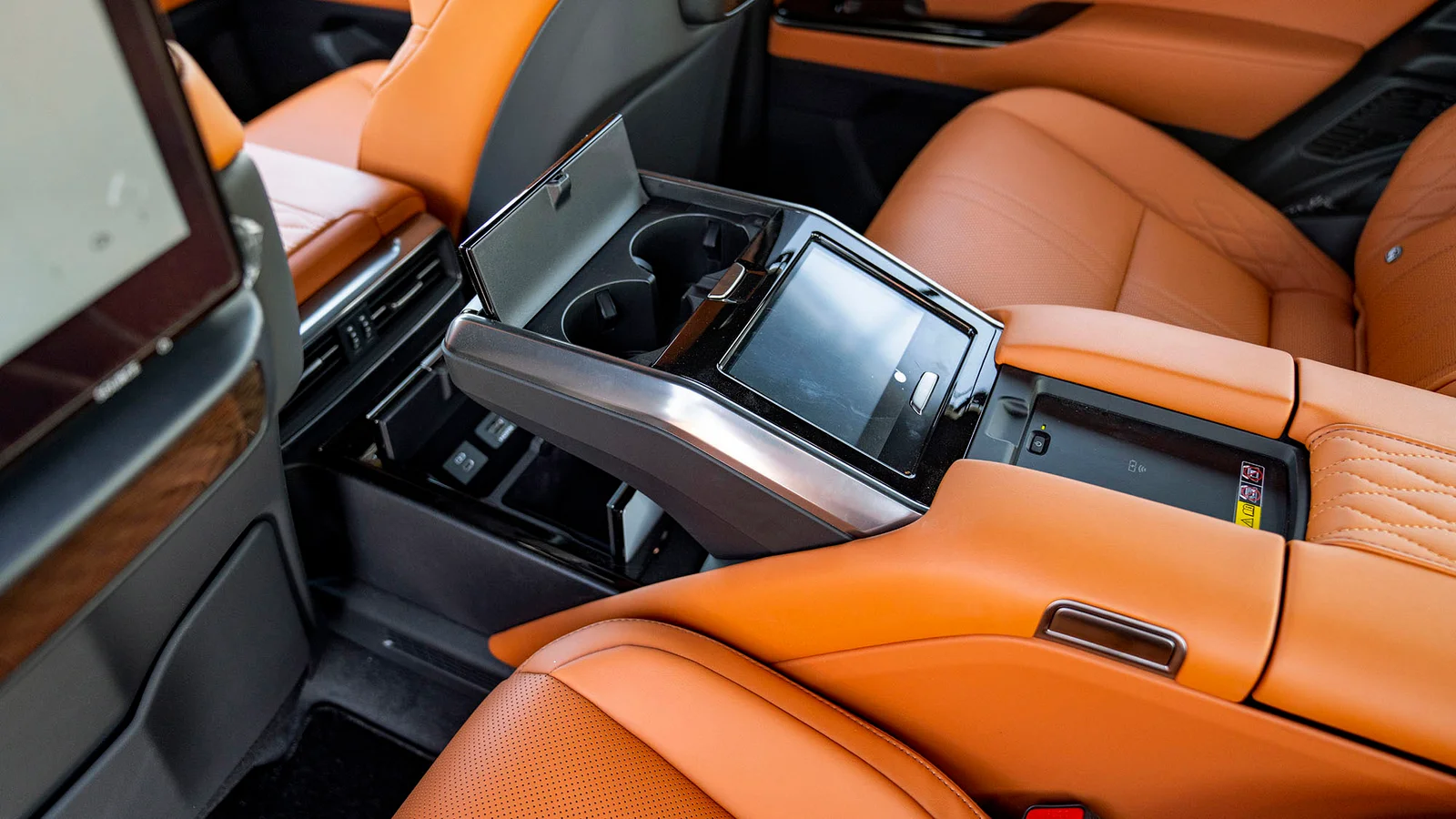 LEXUS LX600 VIP 3.5P AT MY2025 – BLACK