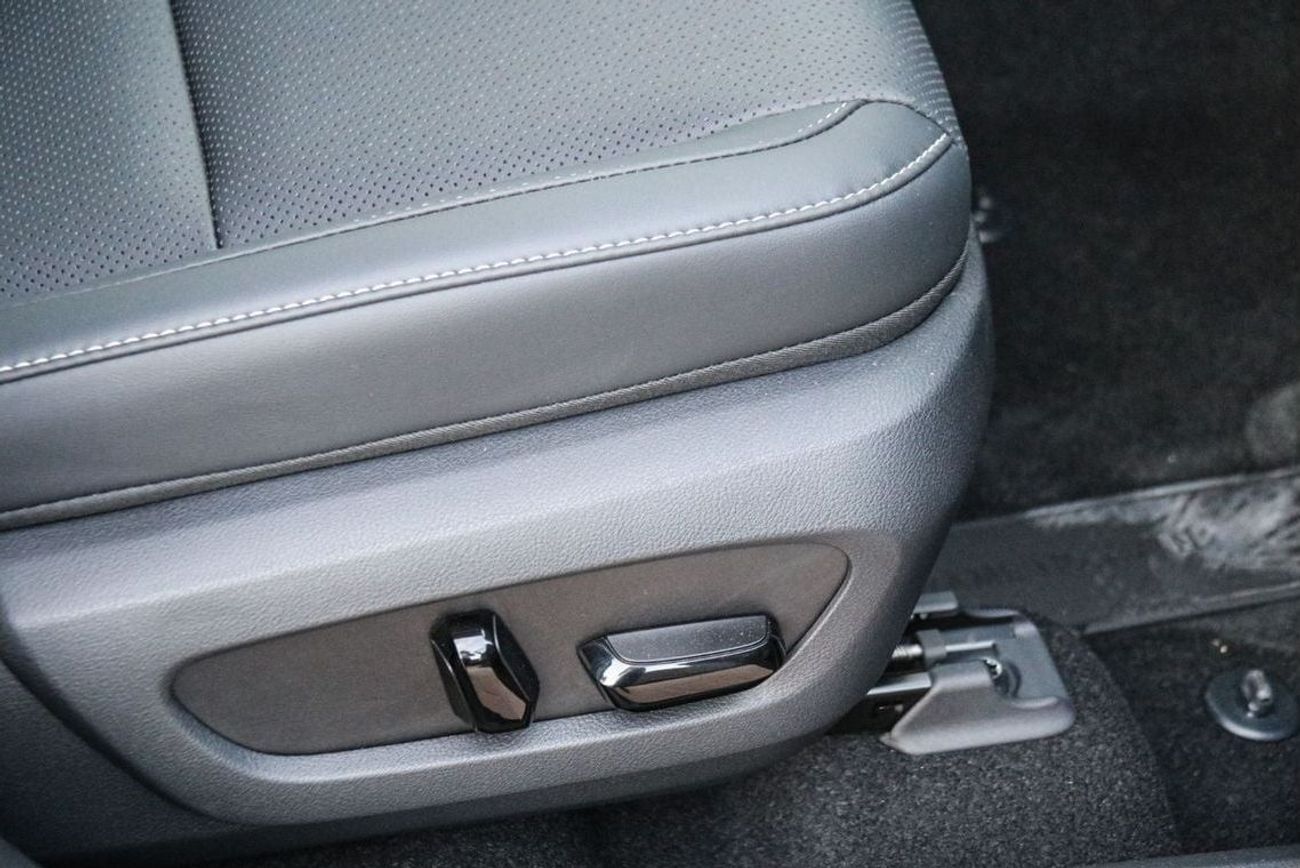 Lexus NX350h 2025 at black