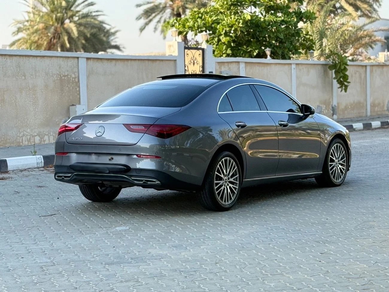 Mercedes Benz CLA250 Premium + 2.0L 2026