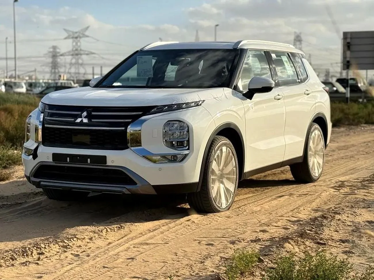 MitsubishiOutlander P line Model 2026 _ white