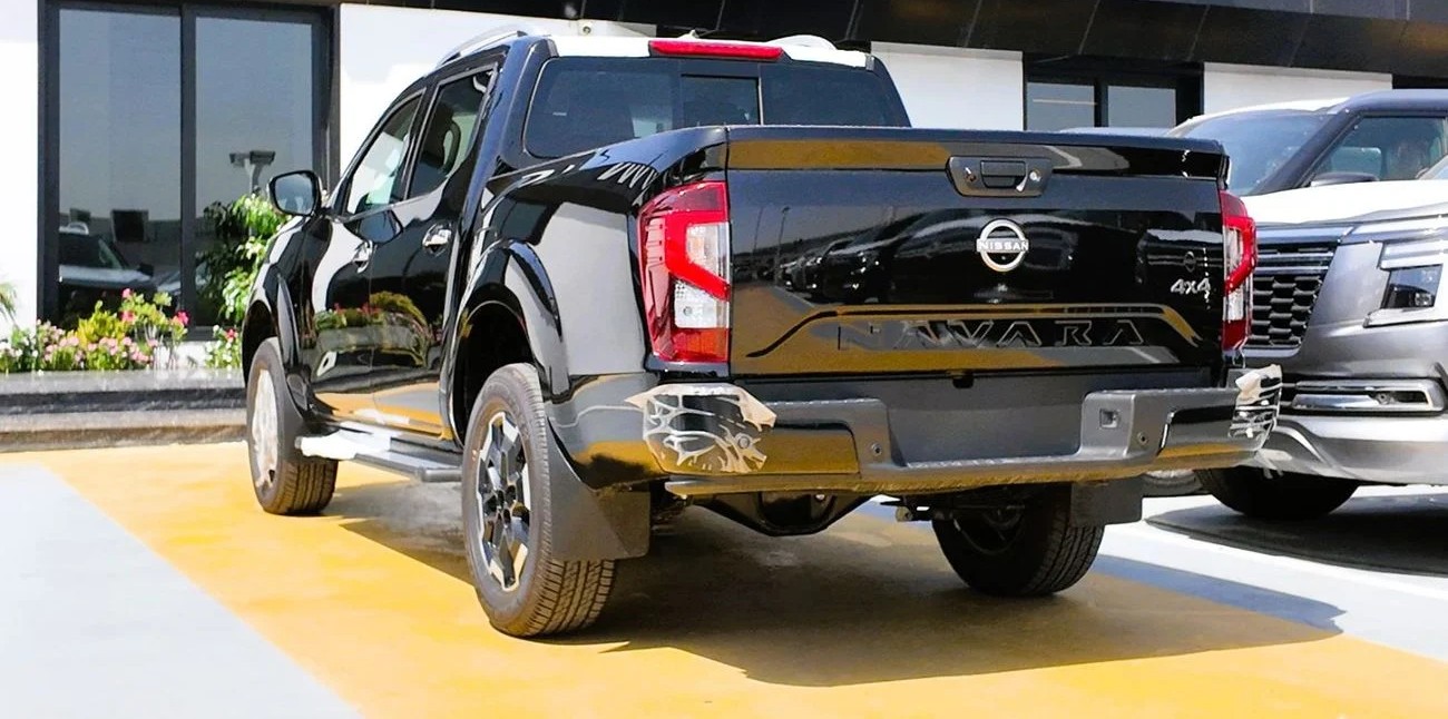 Nissan Navara 2.5L 4X4 MT 2025 _ BLACK