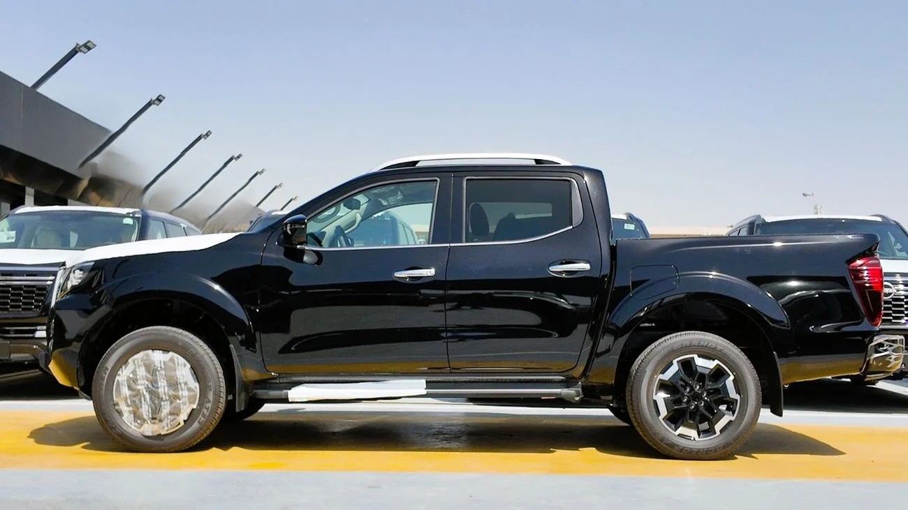 Nissan Navara 2.5L 4X4 MT 2025 _ BLACK