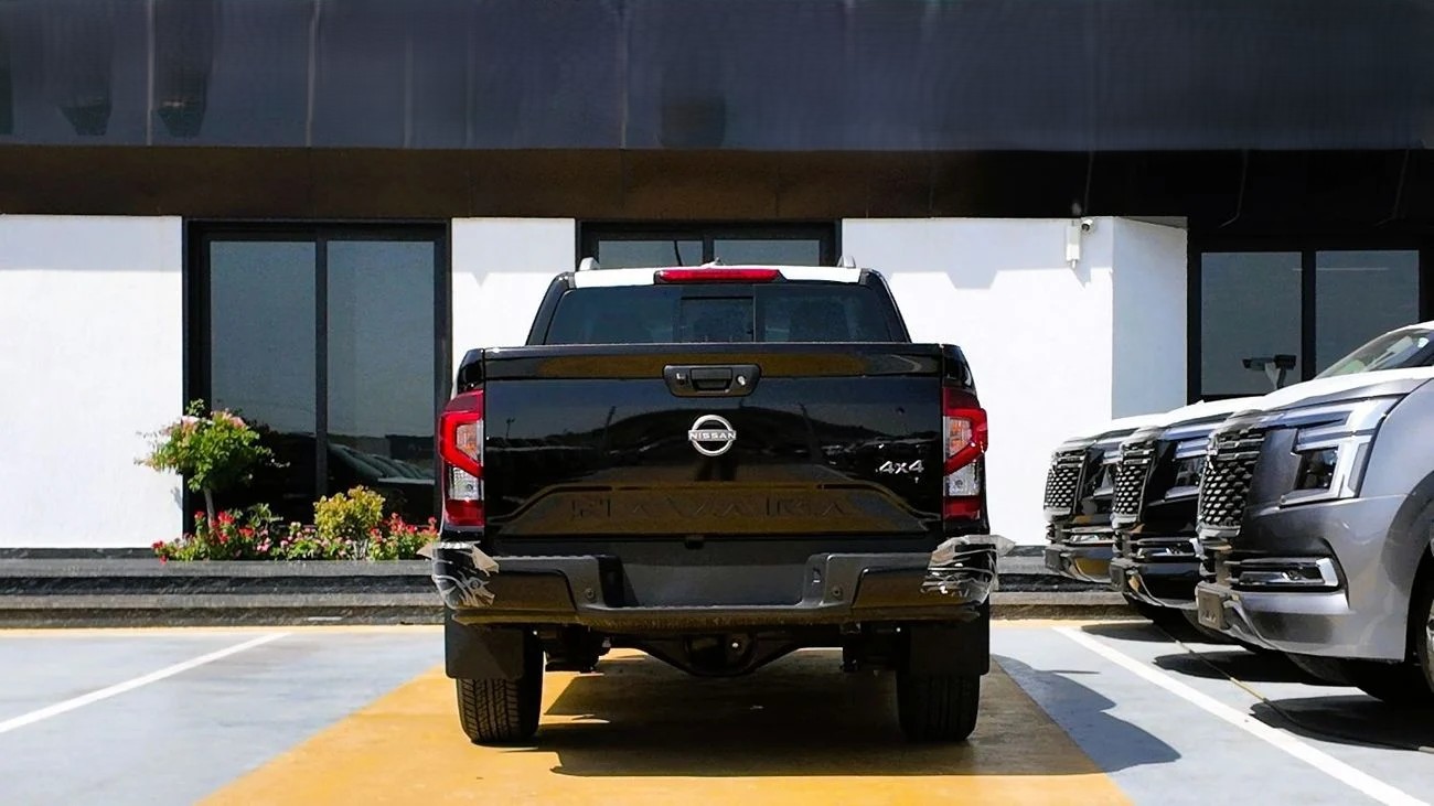 Nissan Navara 2.5L 4X4 MT 2025 _ BLACK