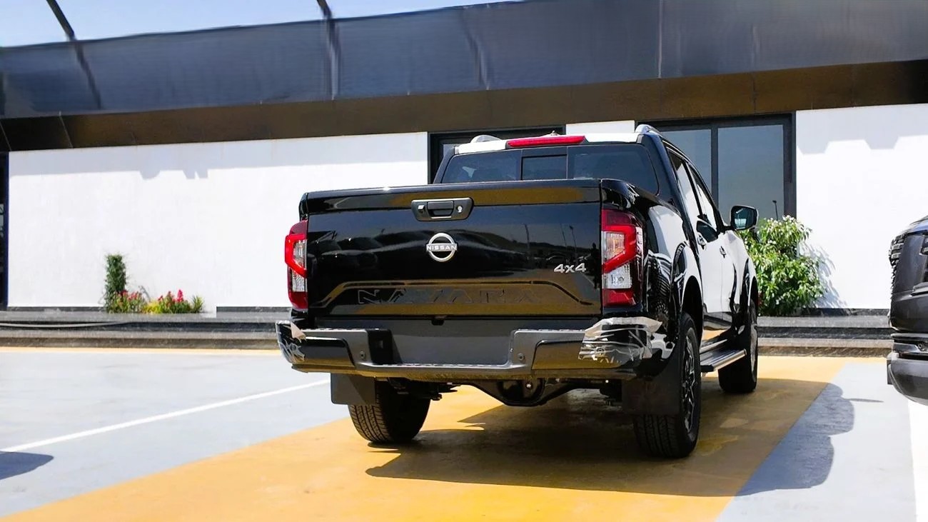 Nissan Navara 2.5L 4X4 MT 2025 _ BLACK