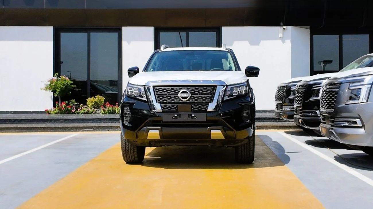 Nissan Navara 2.5L 4X4 MT 2025 _ BLACK