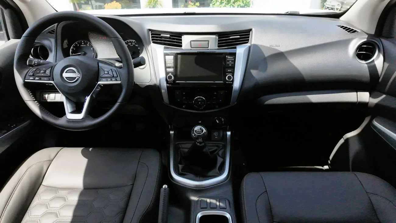 Nissan Navara 2.5L 4X4 MT 2025 _ WHITE