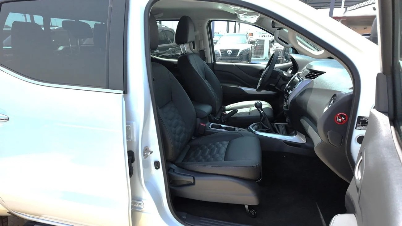 Nissan Navara 2.5L 4X4 MT 2025 _ WHITE
