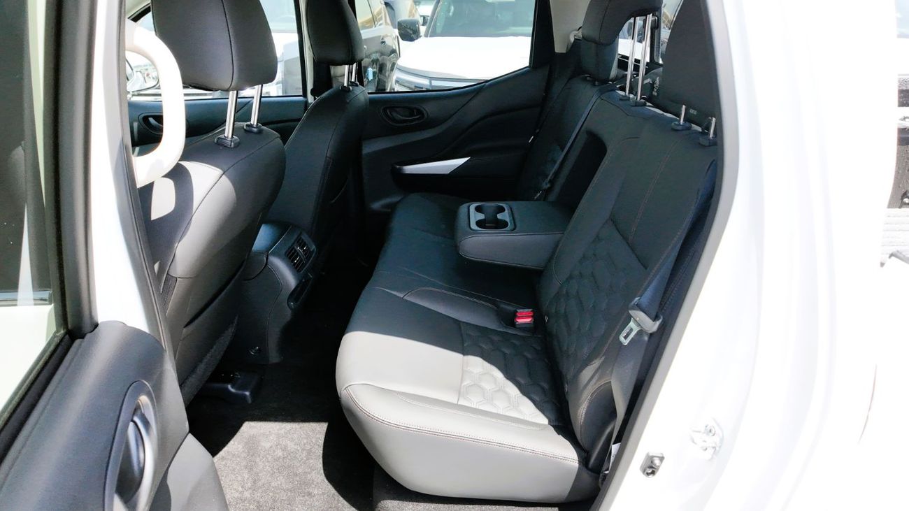 Nissan Navara 2.5L 4X4 MT 2025 _ WHITE