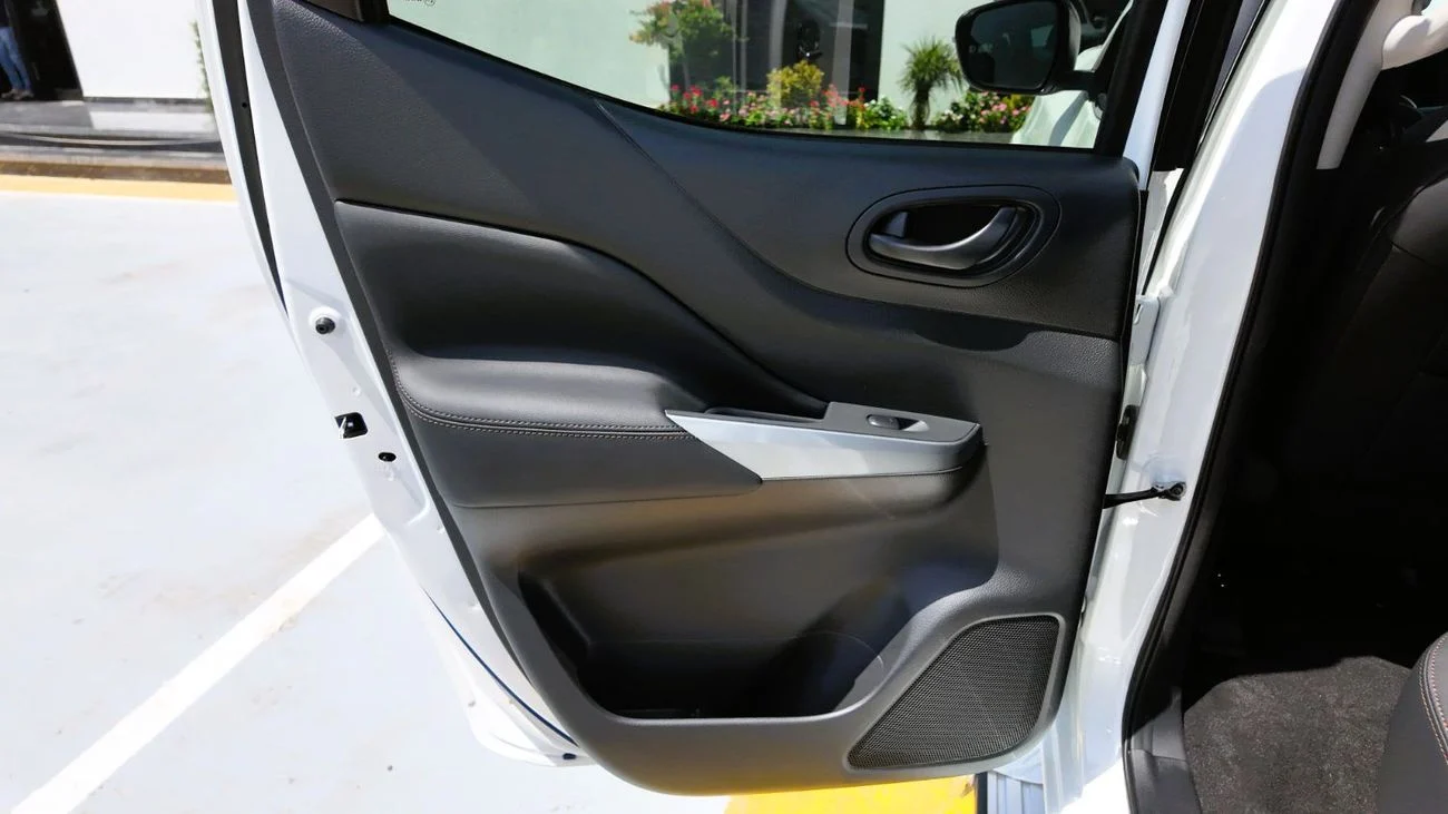 Nissan Navara 2.5L 4X4 MT 2025 _ WHITE