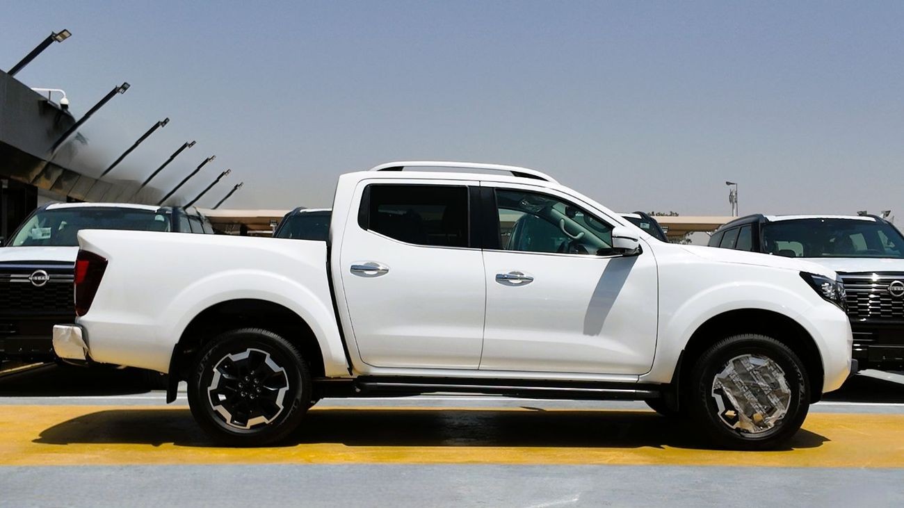 Nissan Navara 2.5L 4X4 MT 2025 _ WHITE