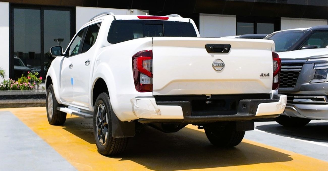 Nissan Navara 2.5L 4X4 MT 2025 _ WHITE