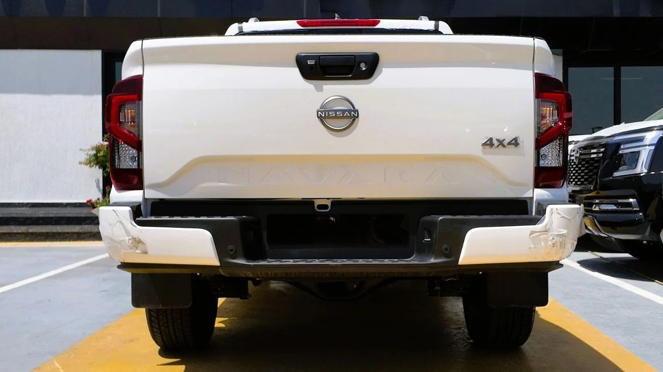 Nissan Navara 2.5L 4X4 MT 2025 _ WHITE