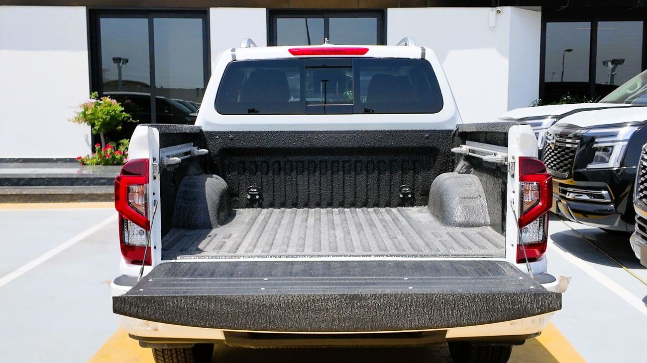 Nissan Navara 2.5L 4X4 MT 2025 _ WHITE