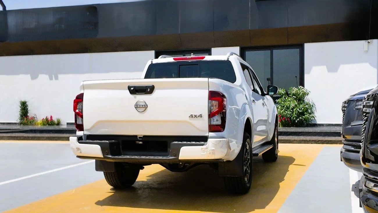 Nissan Navara 2.5L 4X4 MT 2025 _ WHITE