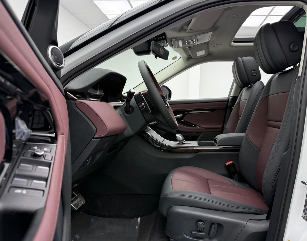 Range Rover Evoque P250 SE 2.0L 2025 white