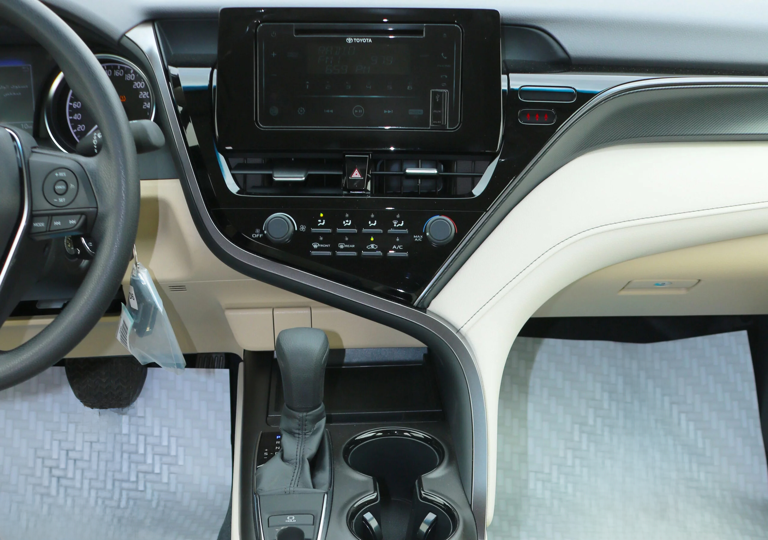 TOYOTA CAMRY LE WHITE