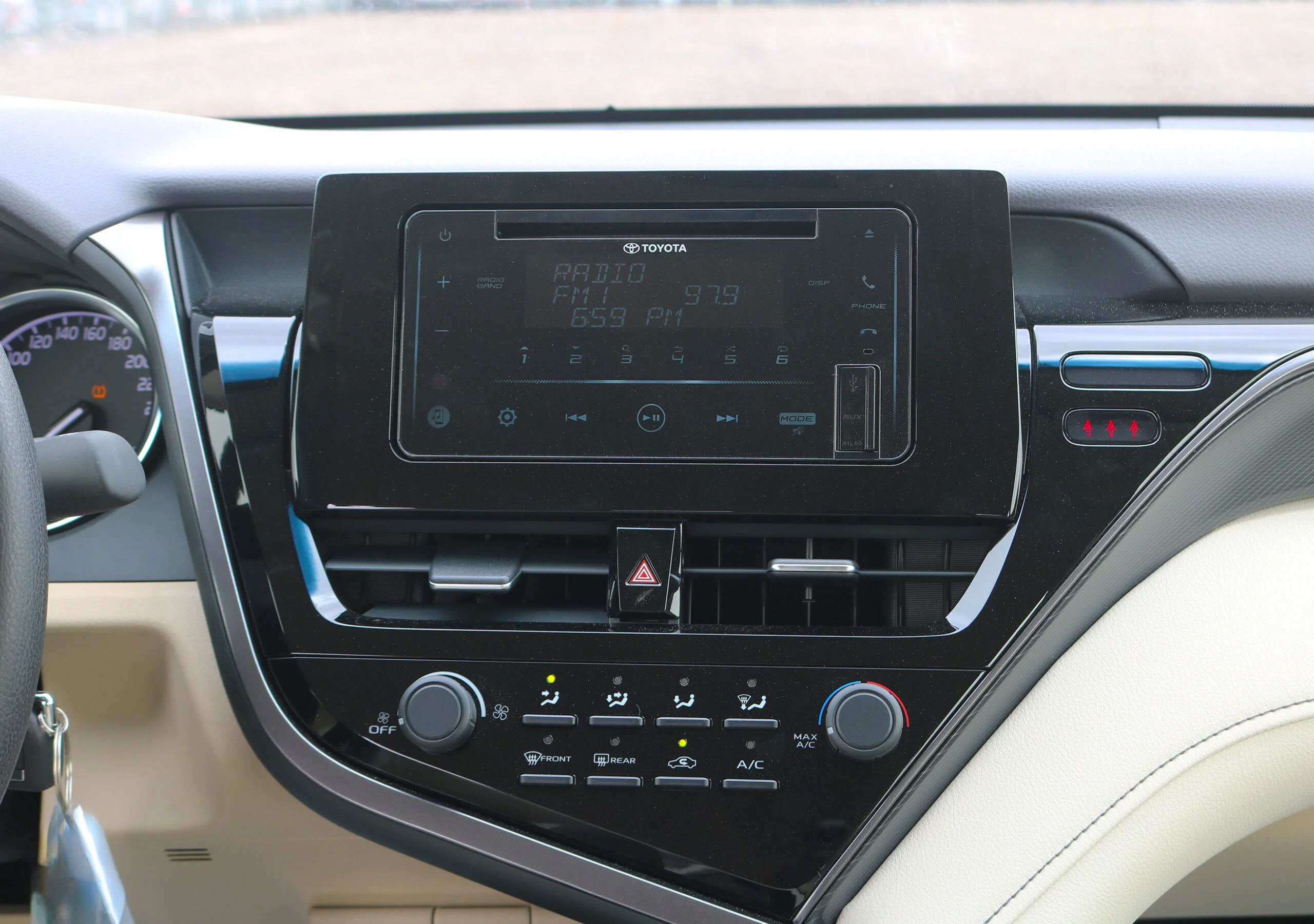 TOYOTA CAMRY LE WHITE