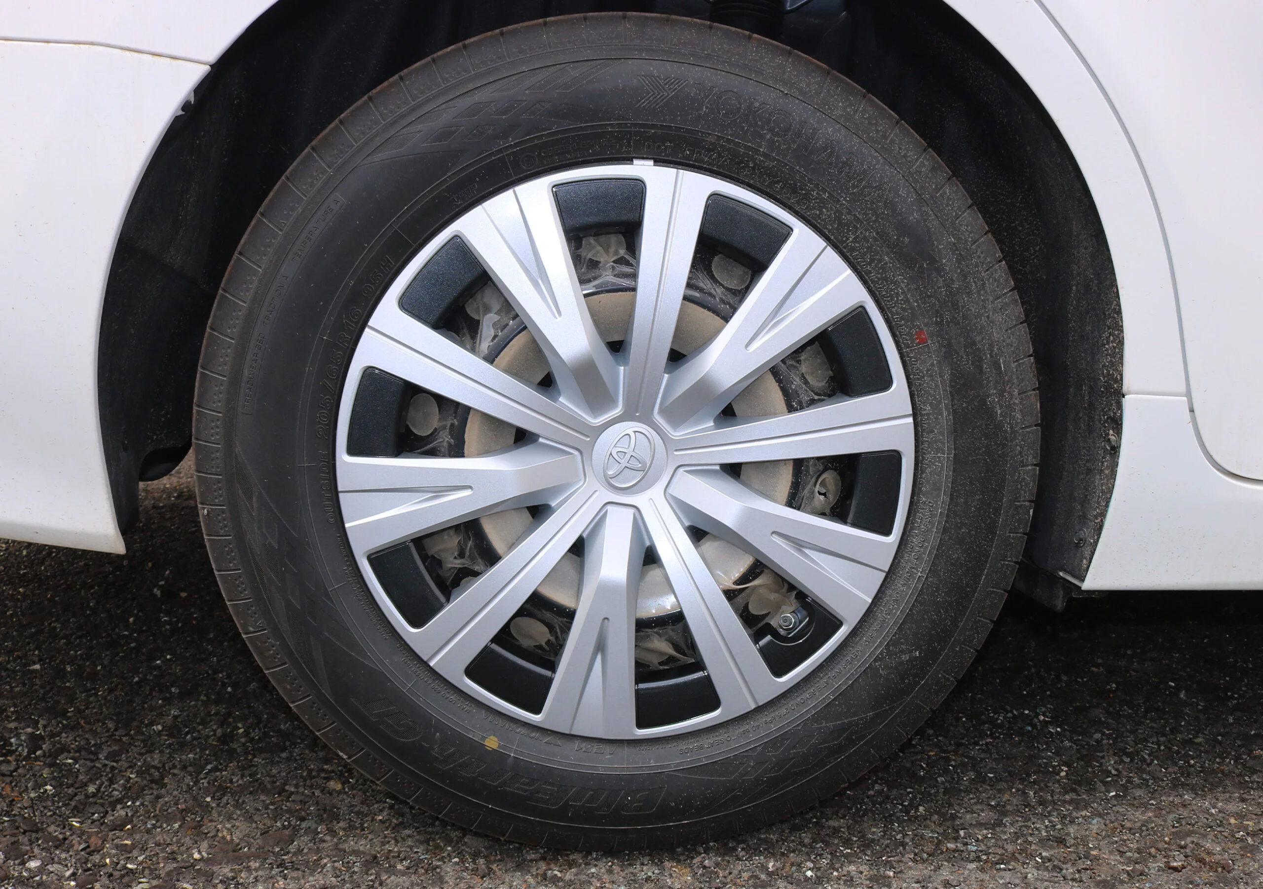 TOYOTA CAMRY LE WHITE