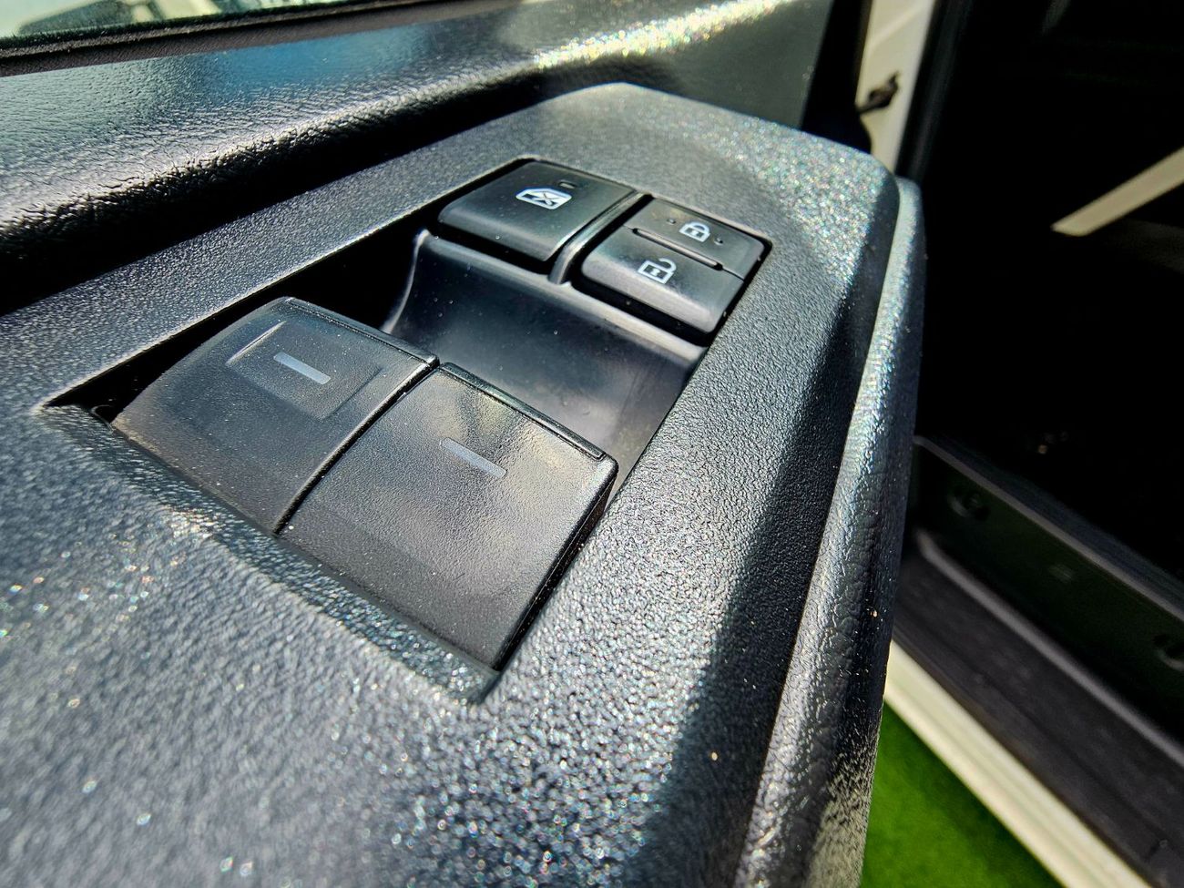 Toyota Hiace AUTOMATIC PATROL 3.5 V6 13 SEATS