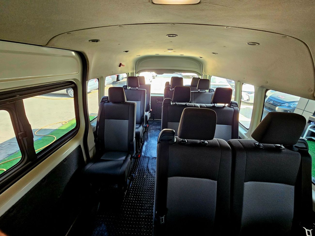 Toyota Hiace AUTOMATIC PATROL 3.5 V6 13 SEATS