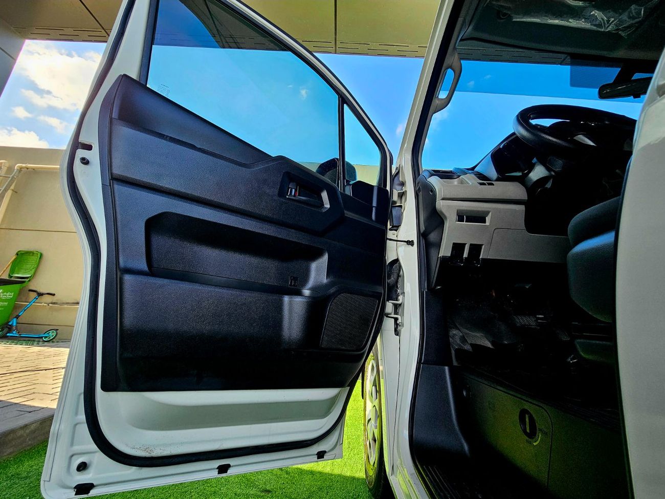 Toyota Hiace AUTOMATIC PATROL 3.5 V6 13 SEATS