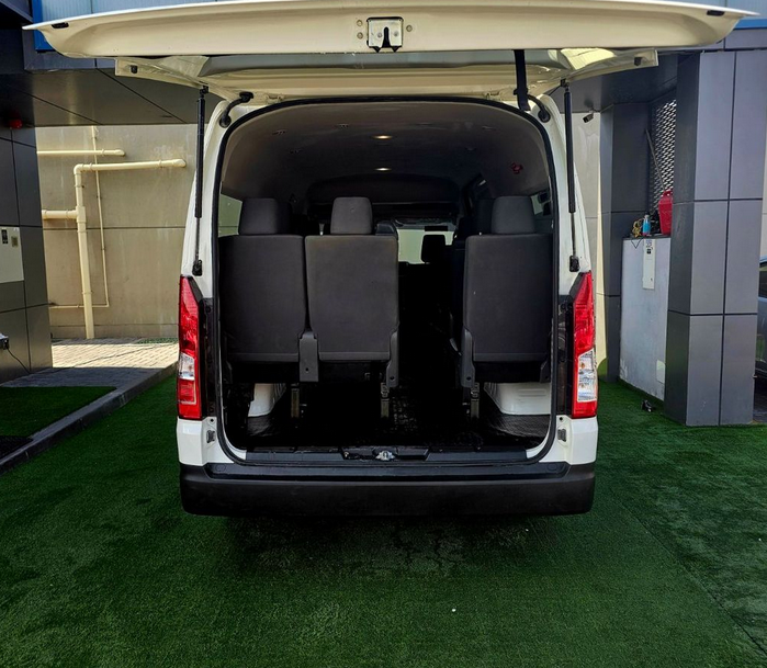 Toyota Hiace AUTOMATIC PATROL 3.5 V6 13 SEATS
