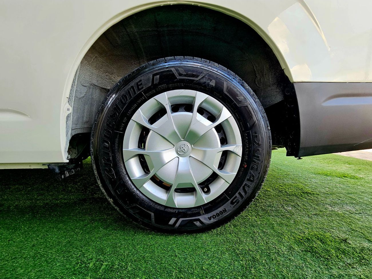 Toyota Hiace AUTOMATIC PATROL 3.5 V6 13 SEATS