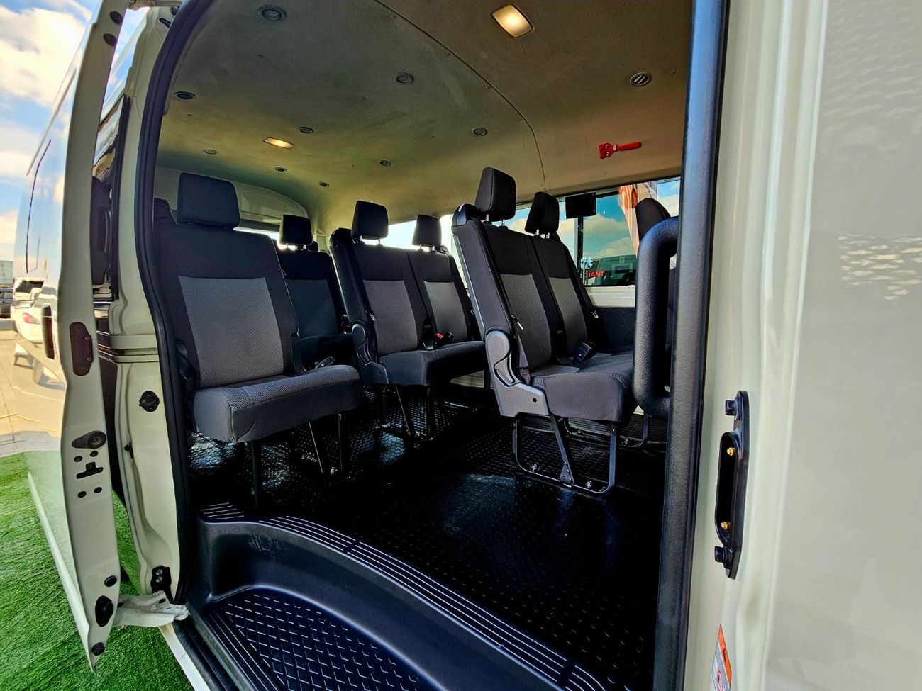 Toyota Hiace AUTOMATIC PATROL 3.5 V6 13 SEATS