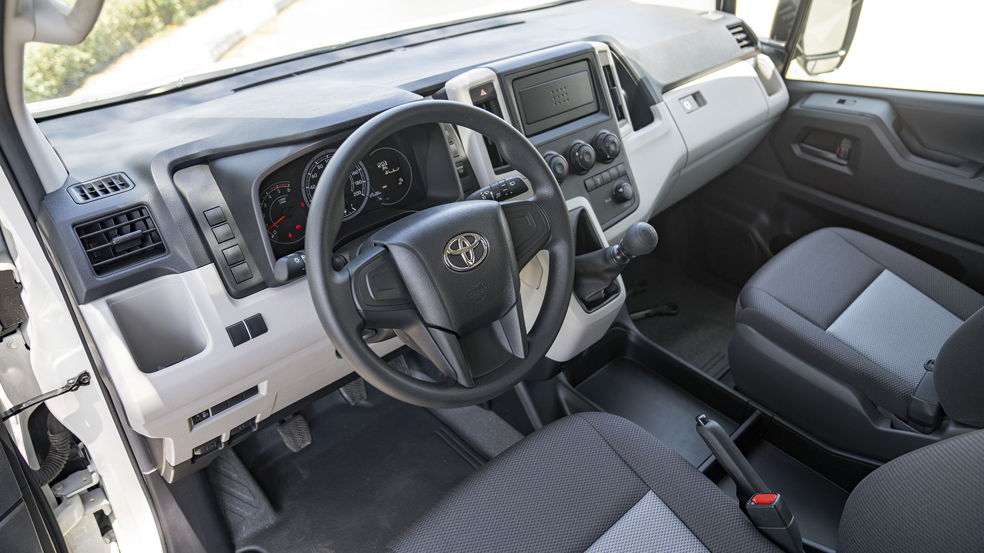 TOYOTA HIACE HR 2.8D MT 14 SEATER