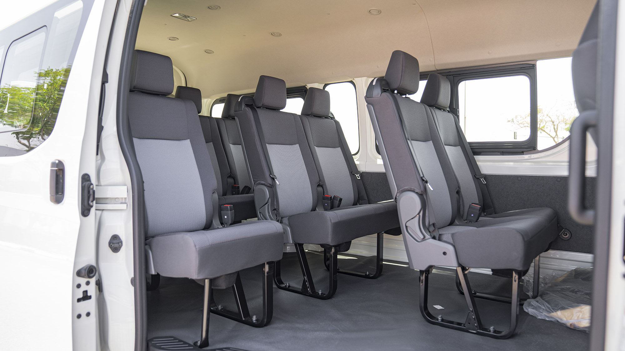 TOYOTA HIACE HR 2.8D MT 14 SEATER