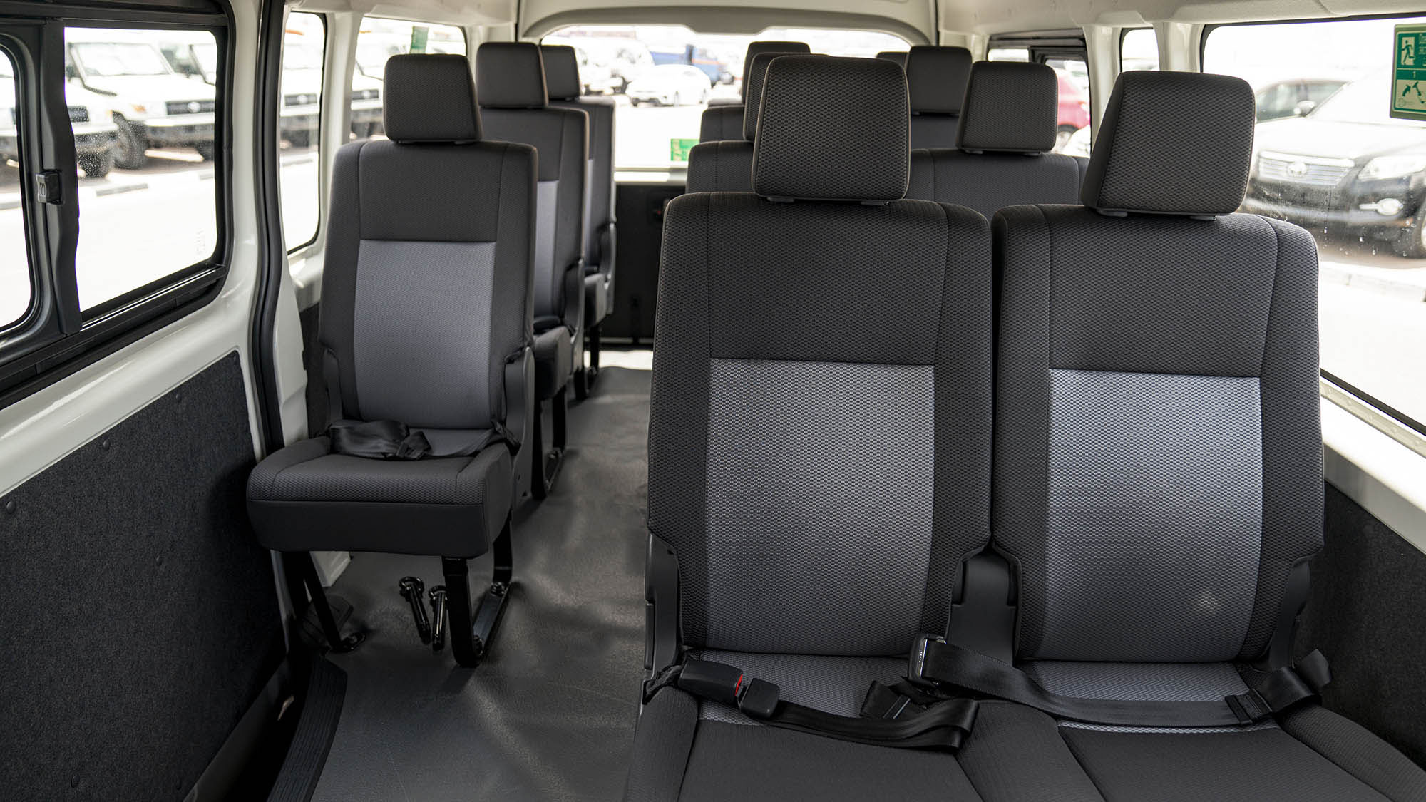 TOYOTA HIACE HR 3.5P AT 13 SEATER