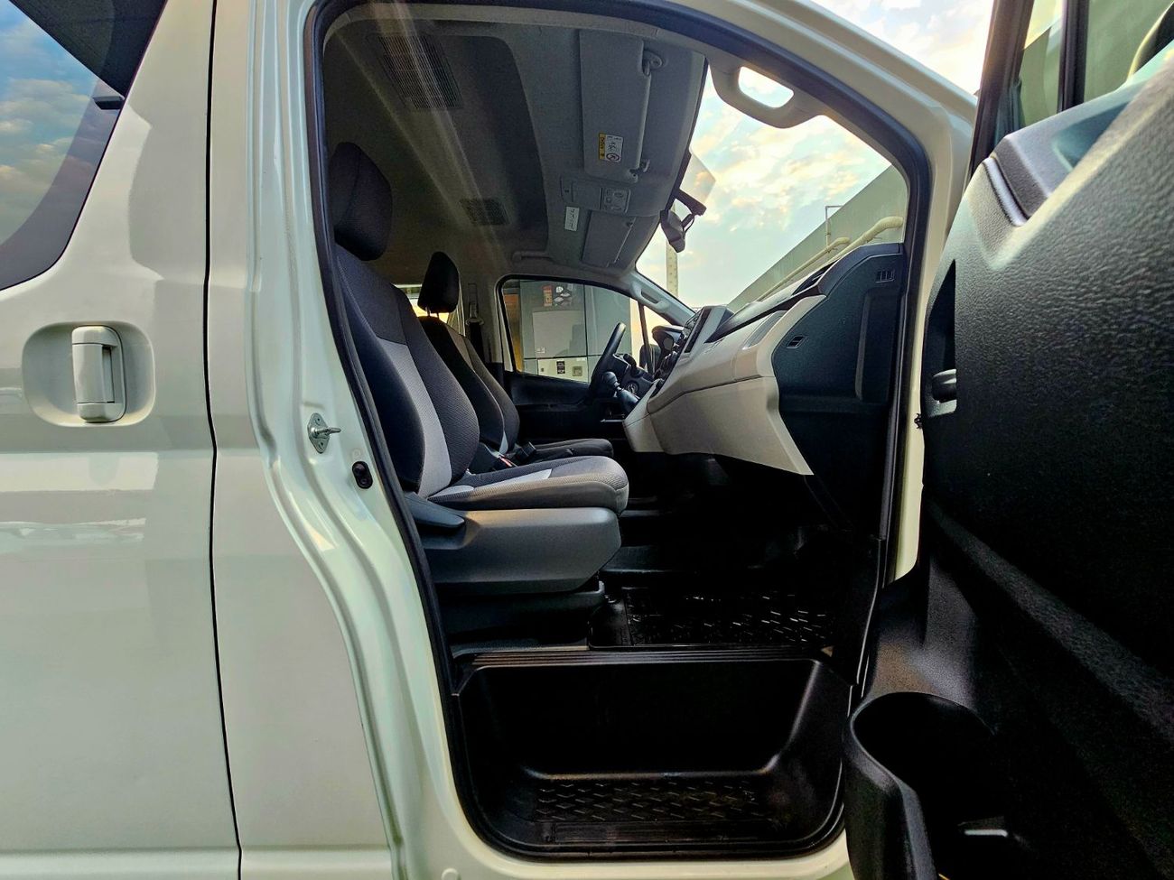 Toyota Hiace PASSENGER PATROL/ 3.5L V6 MANUAL