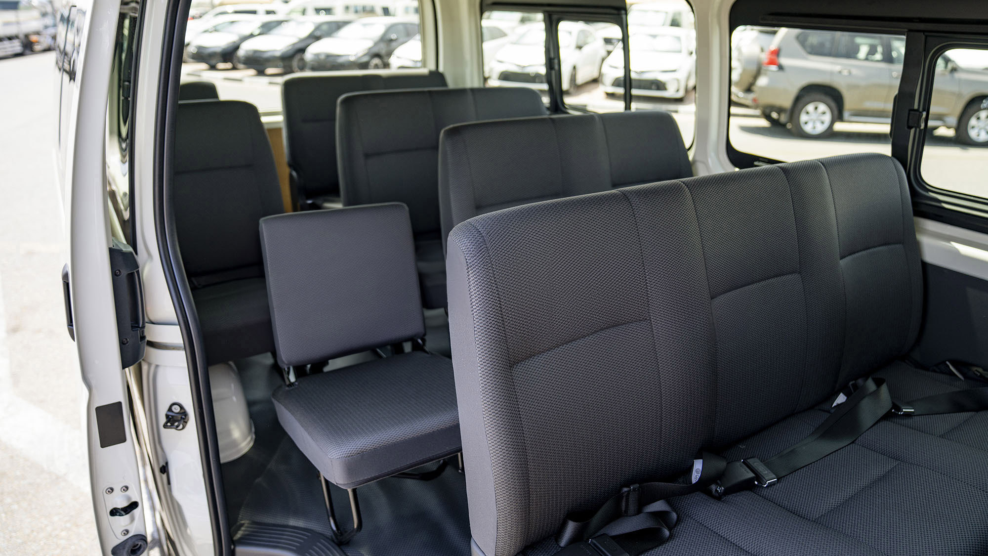 TOYOTA HIACE STD 2.5D MT 15-SEATER