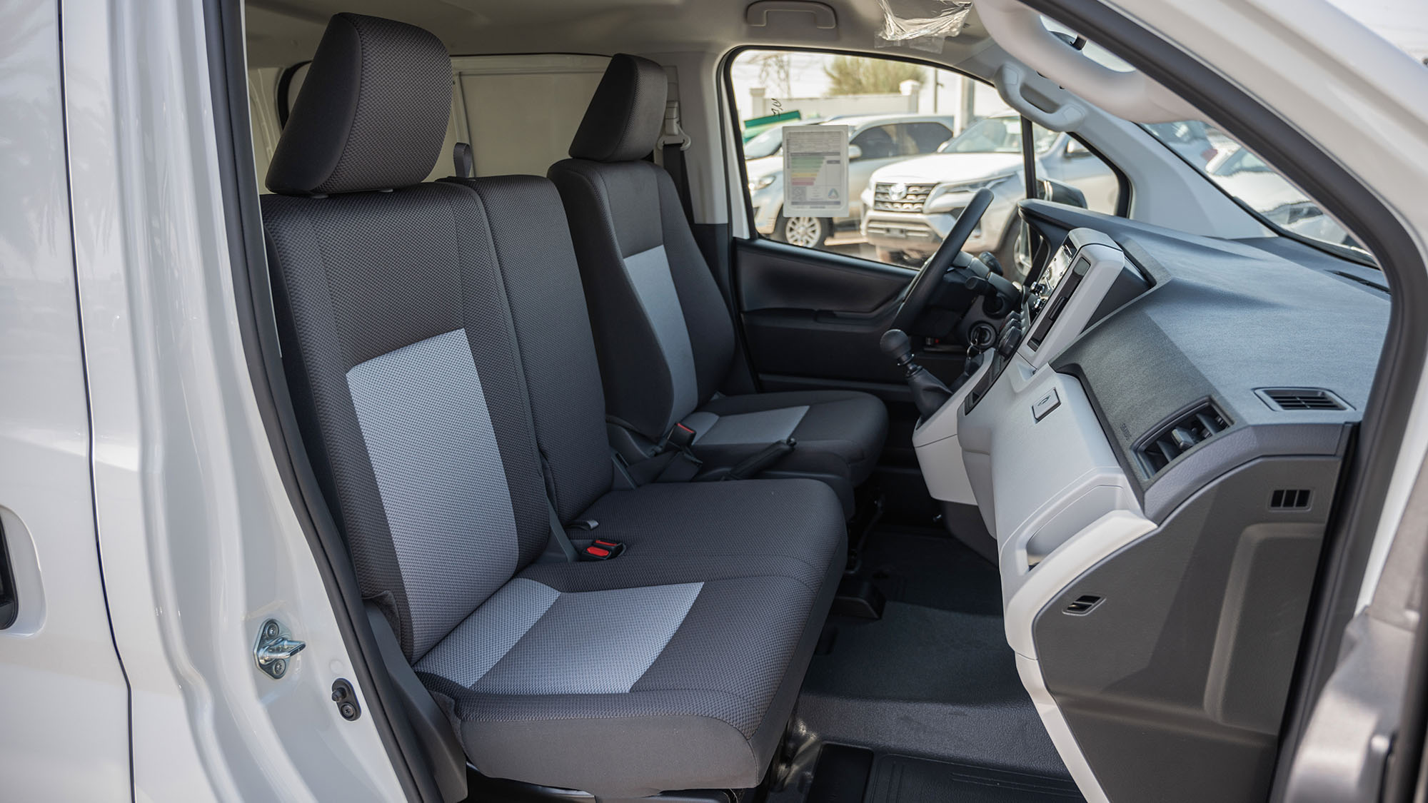 TOYOTA HIACE STD 2.8D MT CARGO