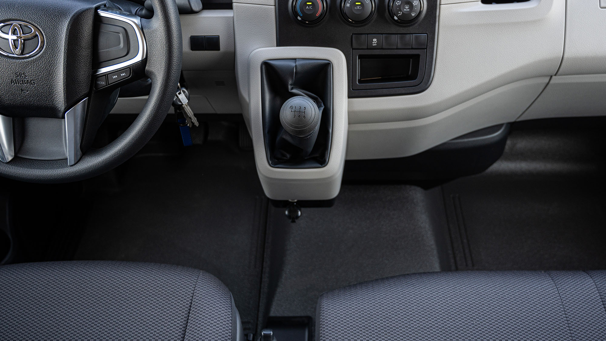 TOYOTA HIACE STD 2.8D MT CARGO