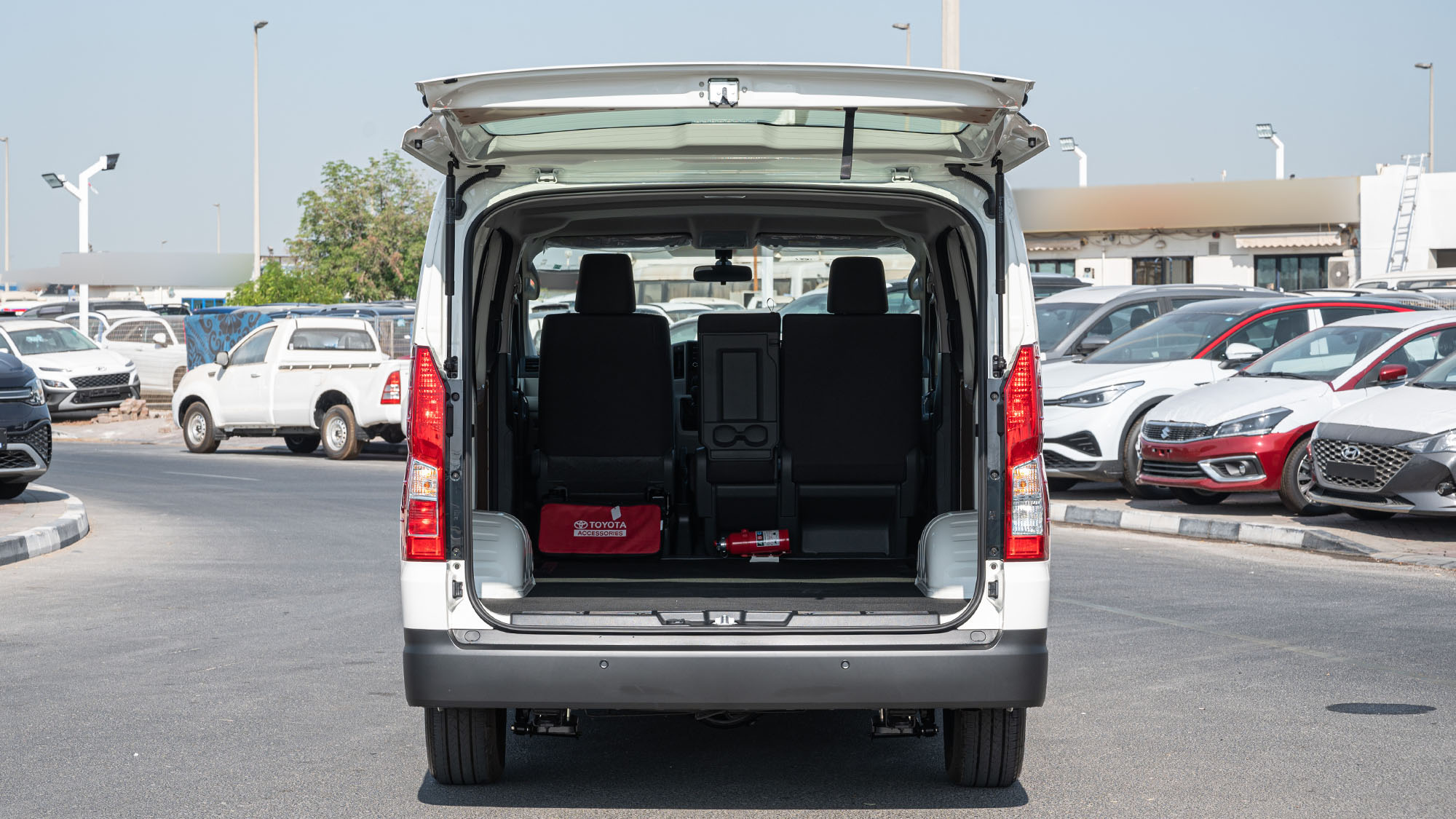 TOYOTA HIACE STD 2.8D MT CARGO