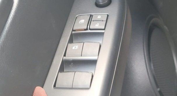 TOYOTA HILUX 2.7L PETROL AUTOMATIC