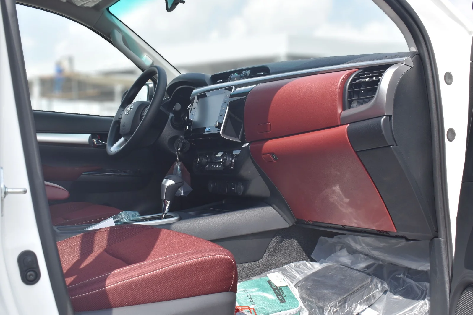 TOYOTA HILUX 4X4 2.7L AT, AUTO AC, DISPL 2025