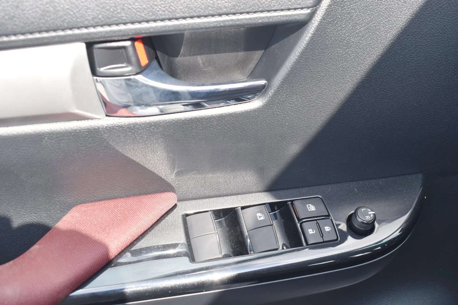 TOYOTA HILUX 4X4 2.7L AT, AUTO AC, DISPL 2025