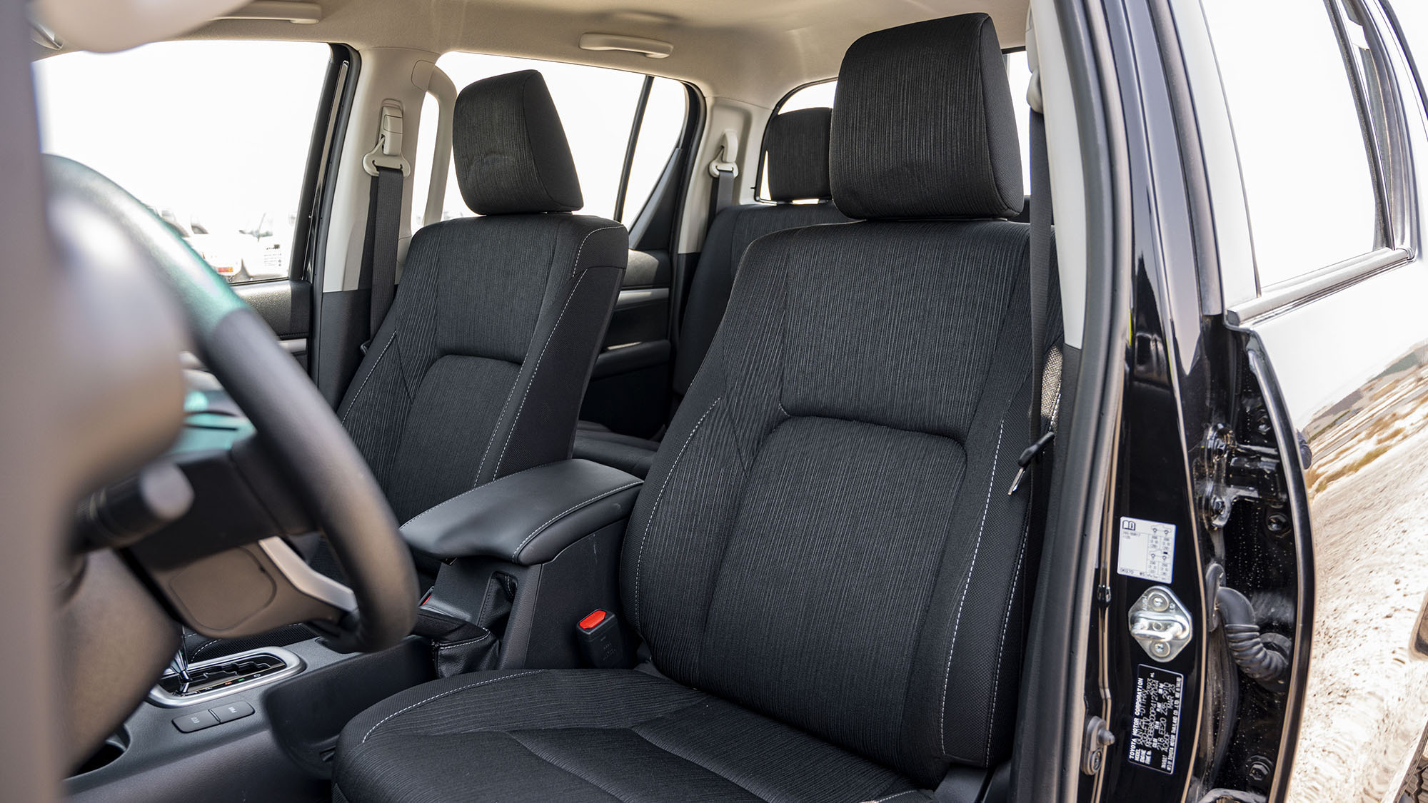 TOYOTA HILUX DC 2.4D AT 4X4 SR5 _ BLACK