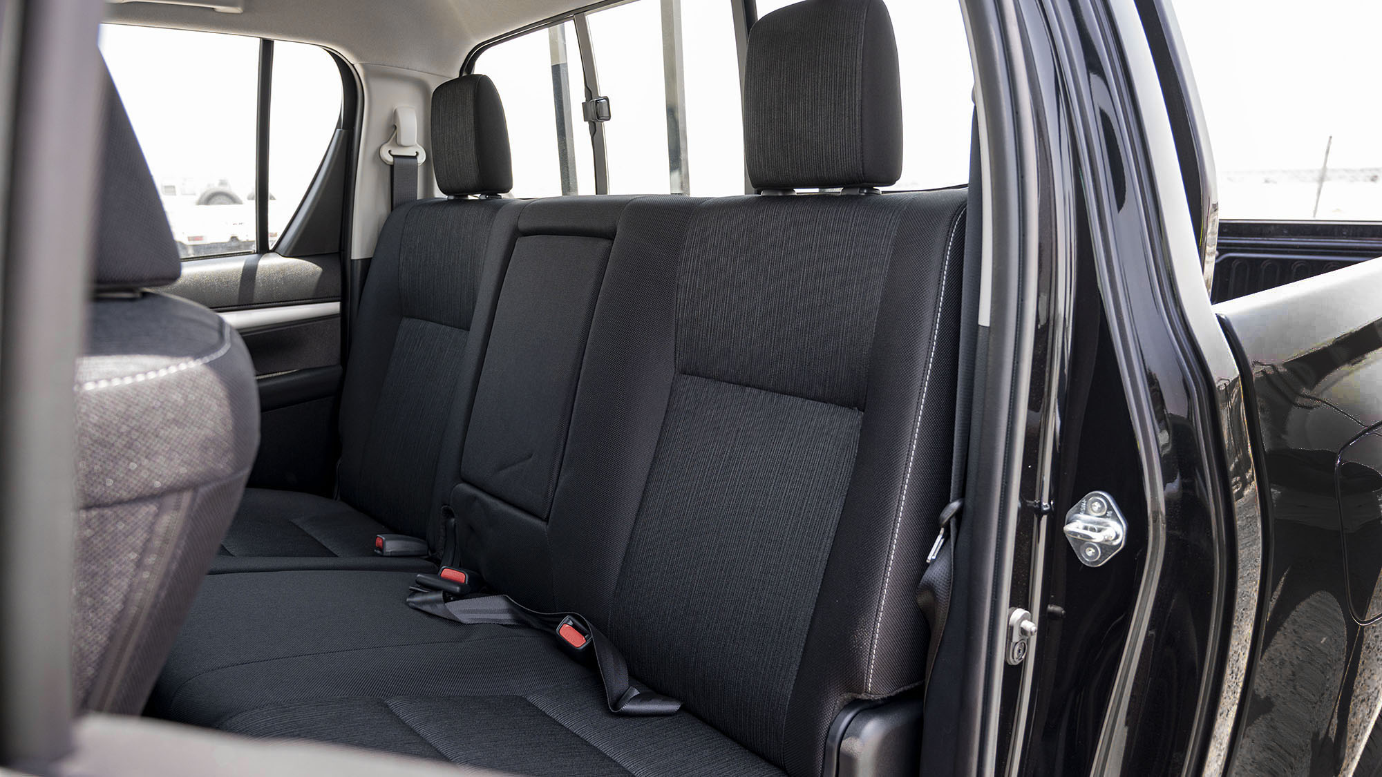 TOYOTA HILUX DC 2.4D AT 4X4 SR5 _ BLACK
