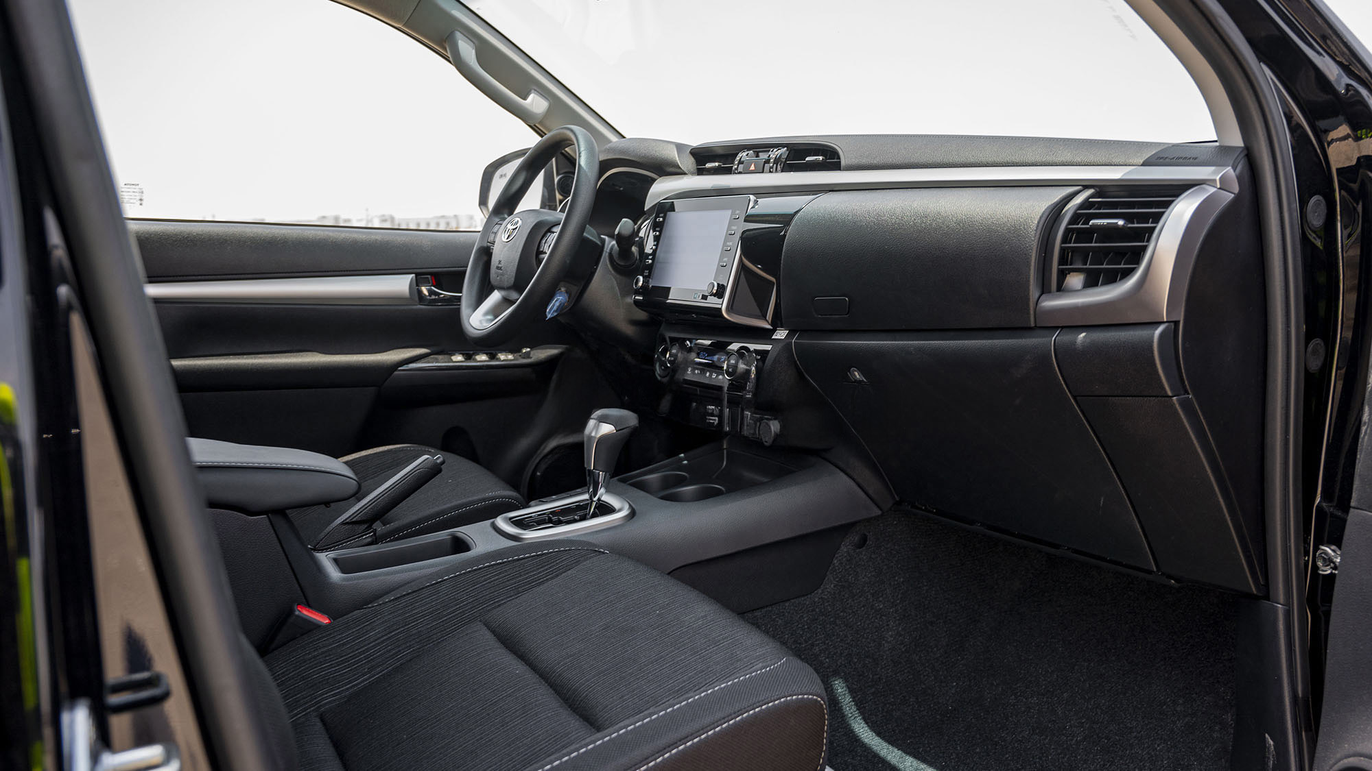 TOYOTA HILUX DC 2.4D AT 4X4 SR5 _ BLACK