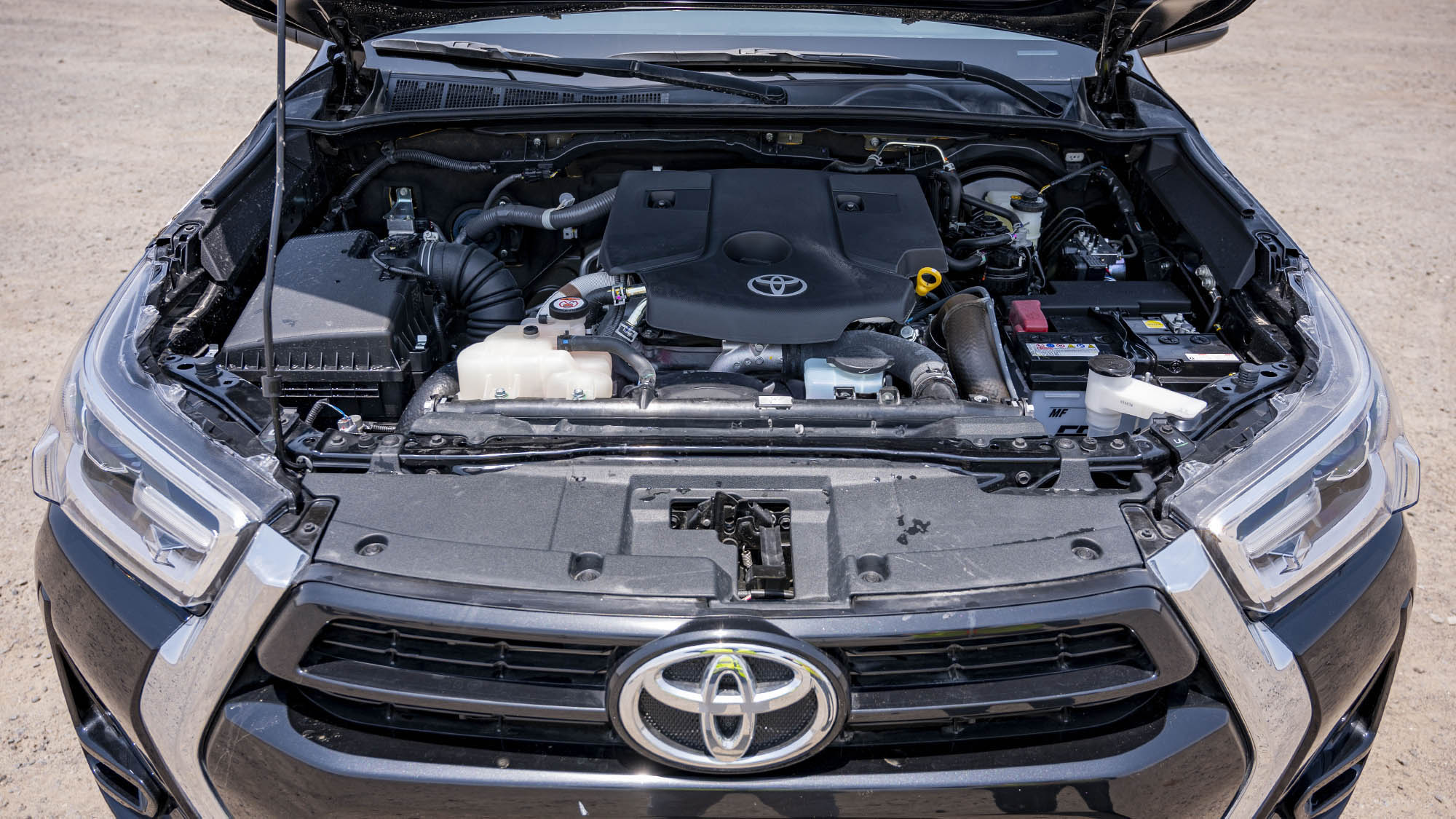 TOYOTA HILUX DC 2.4D AT 4X4 SR5 _ BLACK