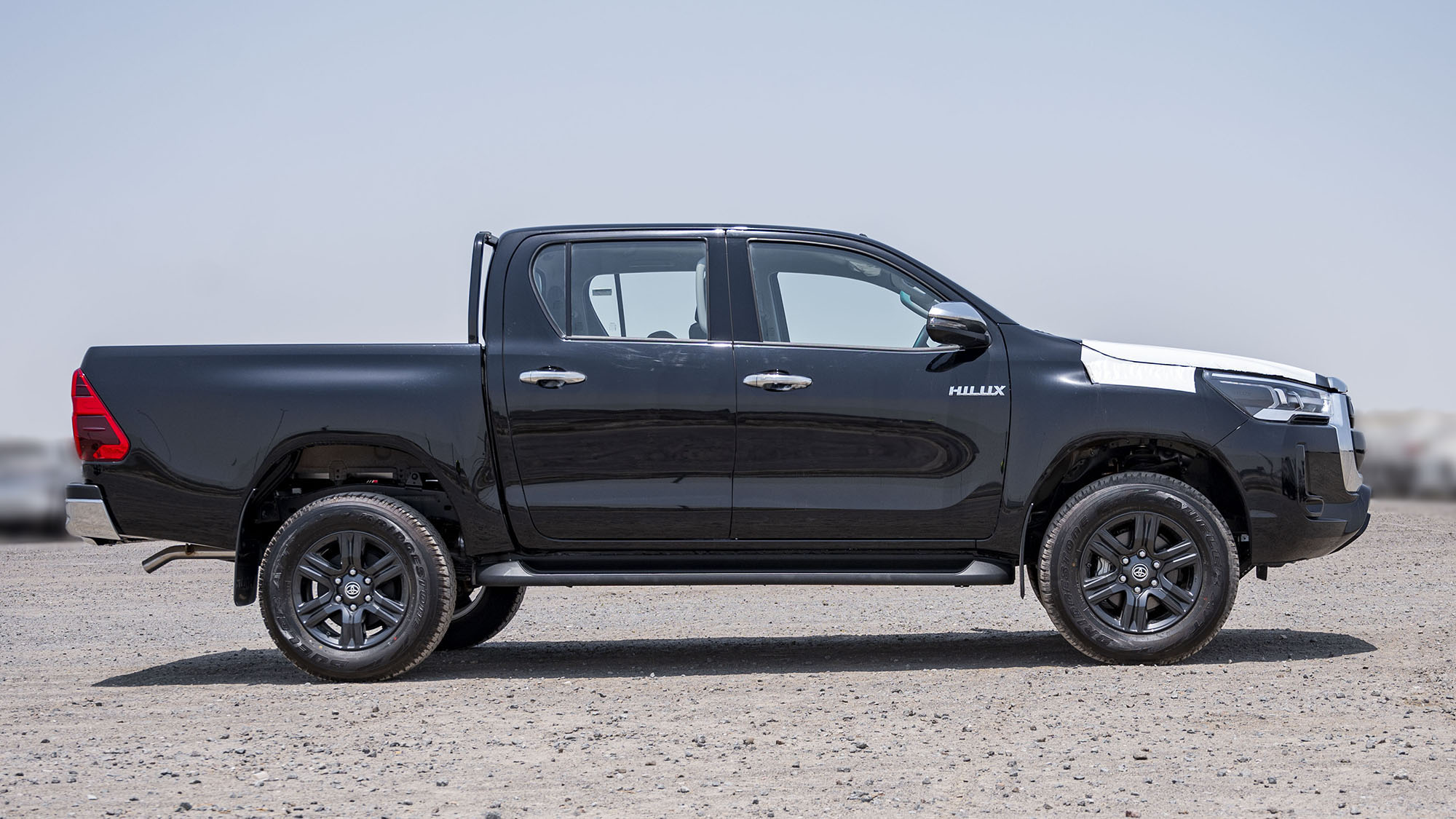 TOYOTA HILUX DC 2.4D AT 4X4 SR5 _ BLACK
