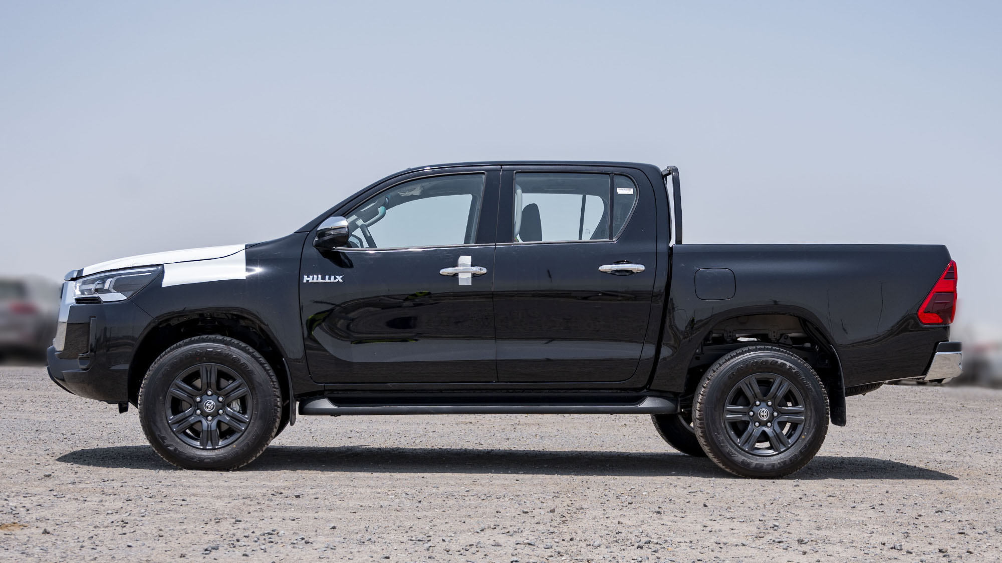 TOYOTA HILUX DC 2.4D AT 4X4 SR5 _ BLACK