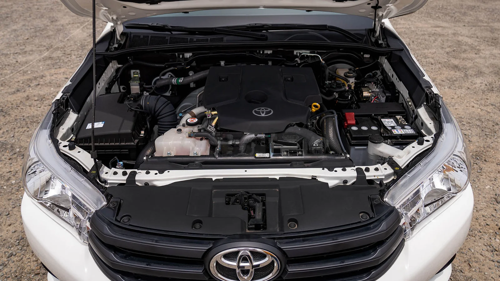TOYOTA HILUX DC 2.4D MT 4X4 P. WINDOW MY2025 – WHITE