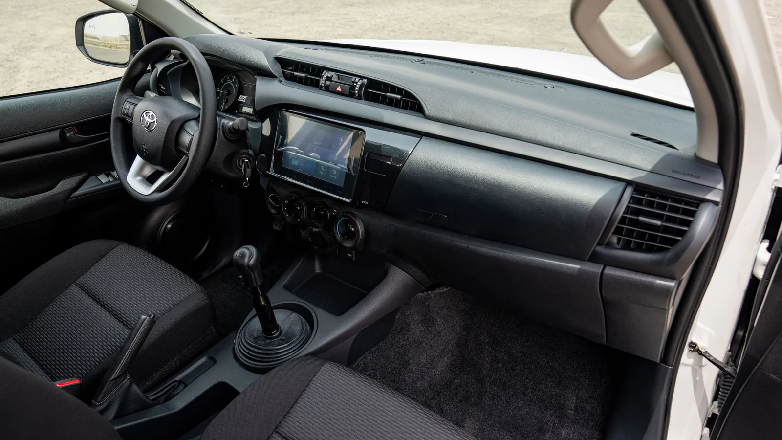 TOYOTA HILUX DC 2.4D MT 4X4 P. WINDOW MY2025 – WHITE