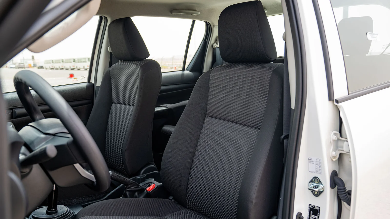 TOYOTA HILUX DC 2.4D MT 4X4 P. WINDOW MY2025 – WHITE