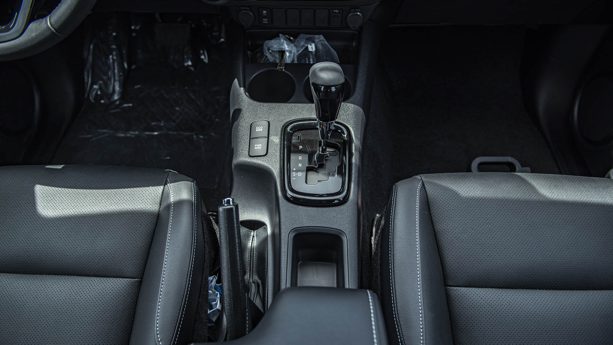 Toyota Hilux DC Adventure 2.8D AT 4×4 -SILVER